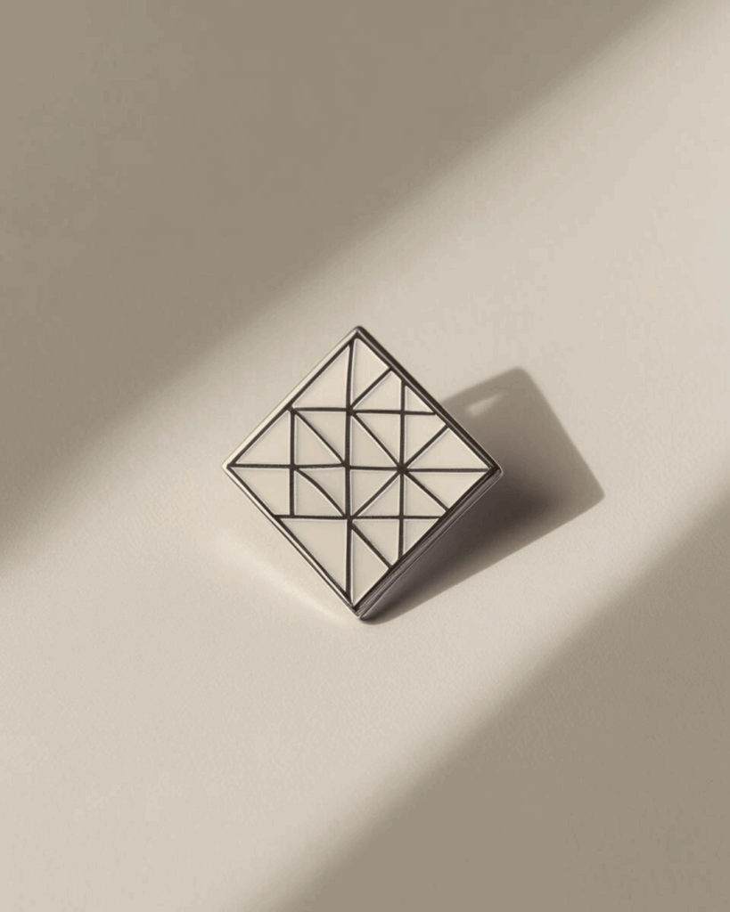 Broche minimaliste en or blanc – gravure géométrique contemporaine