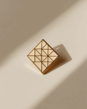 Broche contemporaine or jaune 18 carats – motif carré gravé JODH