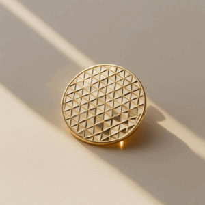 Vue rapprochée – pin’s luxe or jaune 18k