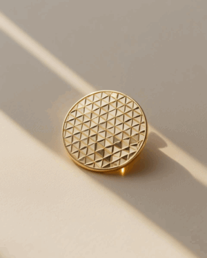Vue rapprochée – pin’s luxe or jaune 18k